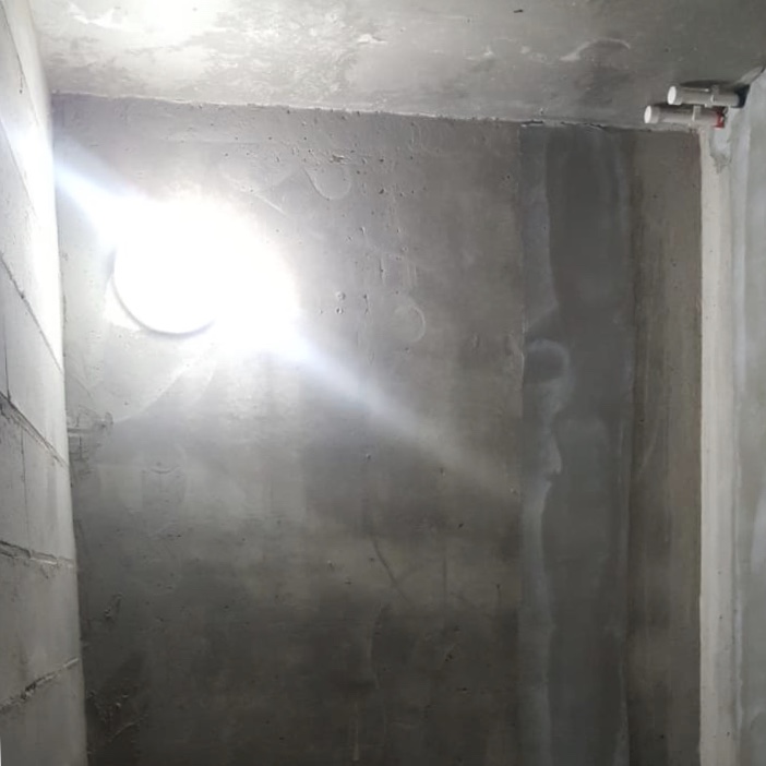 Фронтальная стена в одной из комнат отклонена по вертикали в левом углу на 27 мм